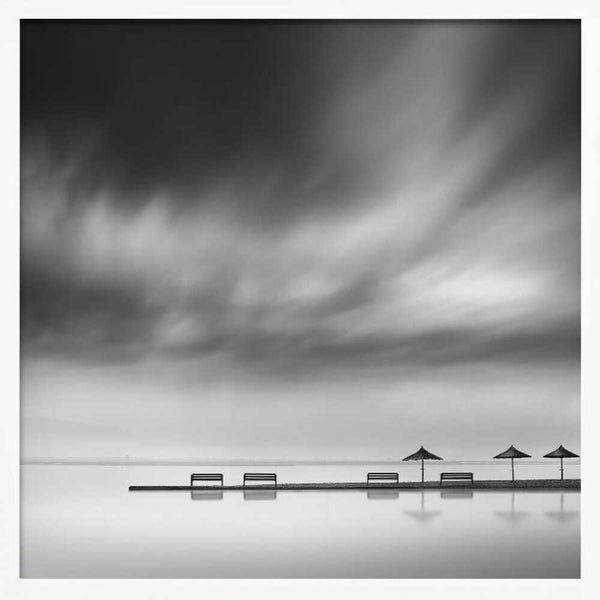 Tablou înramat „Four Benches and three umbrellas” de George Digalakis