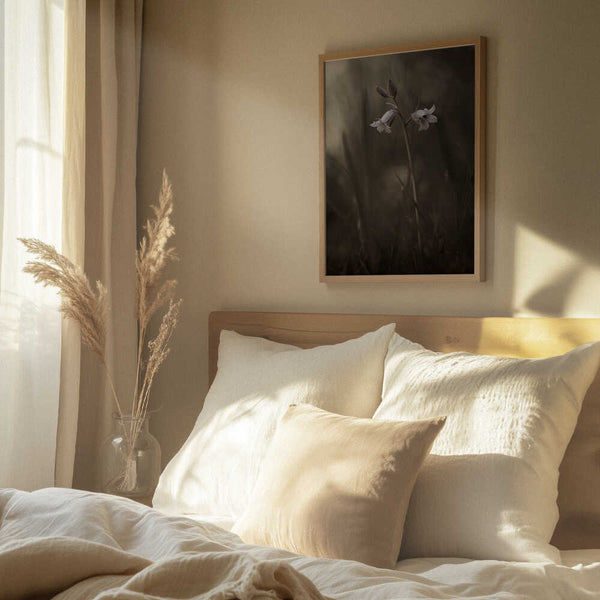 Tablou înramat „A small flower on the ground” de Allan Wallberg