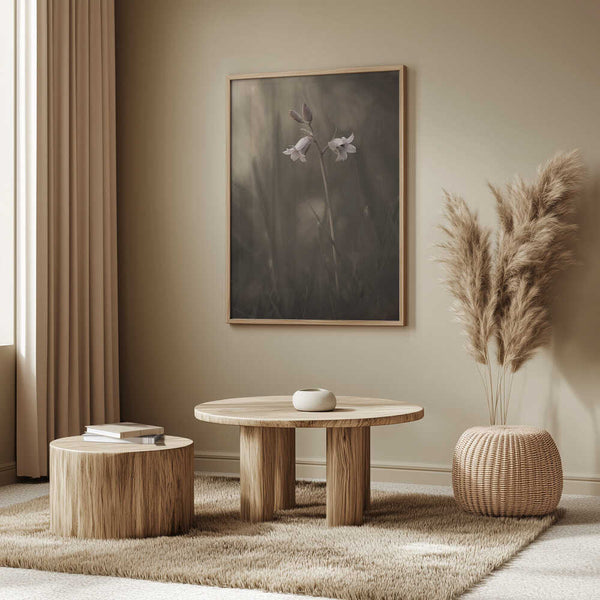 Tablou înramat „A small flower on the ground” de Allan Wallberg