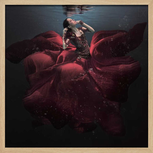 Tablou înramat „The Lady in Red” de Martha Suherman