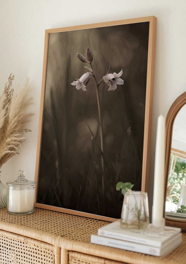 Tablou înramat „A small flower on the ground” de Allan Wallberg