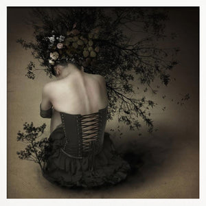 Tablou înramat „Night scented girl” de Kiyo Murakami