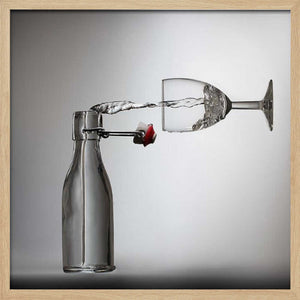 Tablou înramat „Pouring?” de Wieteke de Kogel