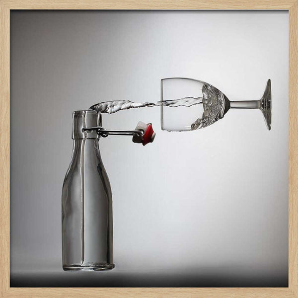 Tablou înramat „Pouring?” de Wieteke de Kogel