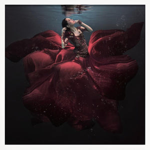 Tablou înramat „The Lady in Red” de Martha Suherman