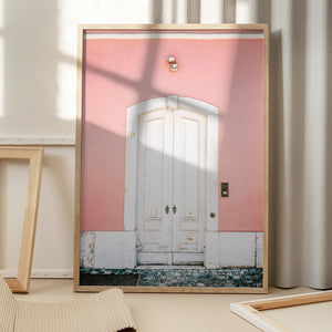 Tablou înramat „The white door Lisbon” de Raisa Zwart
