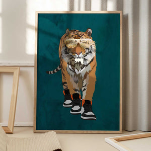 Tablou înramat „Tiger prowling in high top sneakers” de Sarah Manovski