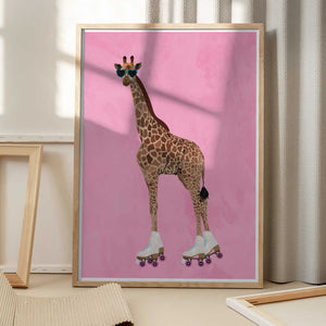 Tablou înramat „Rollerskating Giraffe” de Sarah Manovski