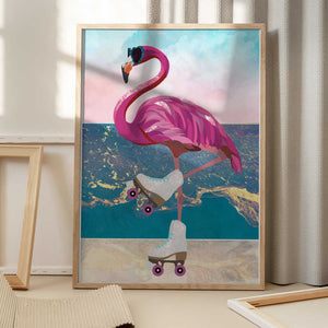 Tablou înramat „Flamingo rollerskating on the beach” de Sarah Manovski