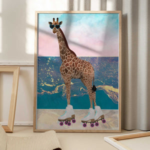 Tablou înramat „Giraffe On Holiday rollerskating” de Sarah Manovski