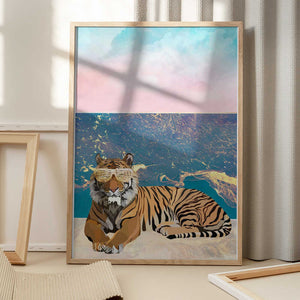 Tablou înramat „Tiger lying on the beach” de Sarah Manovski