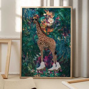 Tablou înramat „Tropical Floral Jungle - Giraffe rollerskating” de Sarah Manovski