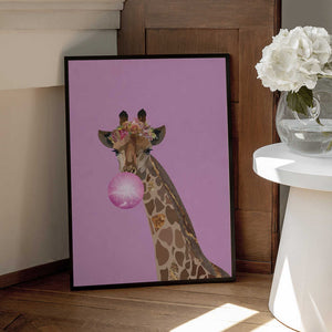 Tablou înramat „Giraffe pink bubblegum” de Sarah Manovski