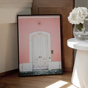 Tablou înramat „The white door Lisbon” de Raisa Zwart