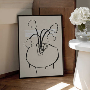Tablou înramat „Flower decor on a round table” de Little Dean