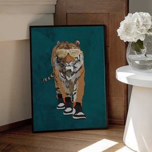Tablou înramat „Tiger prowling in high top sneakers” de Sarah Manovski