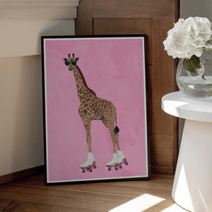 Tablou înramat „Rollerskating Giraffe” de Sarah Manovski