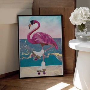 Tablou înramat „Flamingo rollerskating on the beach” de Sarah Manovski