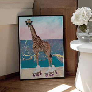 Tablou înramat „Giraffe On Holiday rollerskating” de Sarah Manovski