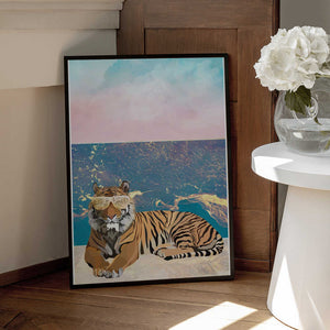 Tablou înramat „Tiger lying on the beach” de Sarah Manovski