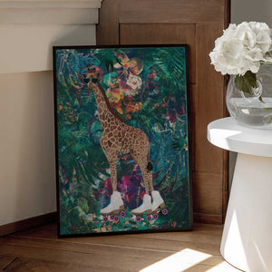 Tablou înramat „Tropical Floral Jungle - Giraffe rollerskating” de Sarah Manovski
