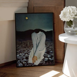 Tablou înramat „Pensive Among Skulls Print” de Mikhail Siskoff