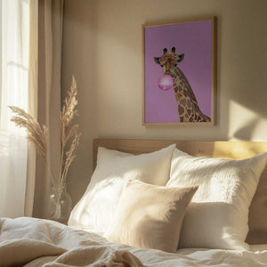 Tablou înramat „Giraffe pink bubblegum” de Sarah Manovski