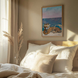 Tablou înramat „Tiger lying on the beach” de Sarah Manovski