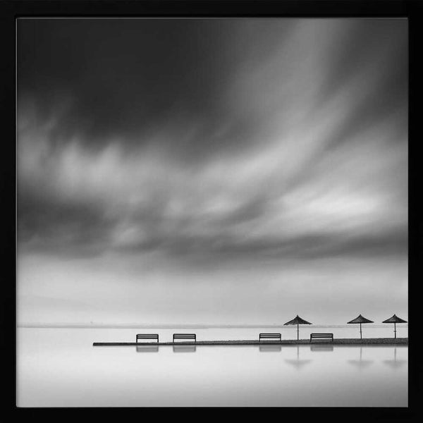 Tablou înramat „Four Benches and three umbrellas” de George Digalakis