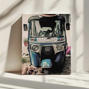 Tablou canvas „Urban Tuk-Tuk Tale” de Shot by Clint