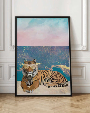 Tablou înramat „Tiger lying on the beach” de Sarah Manovski