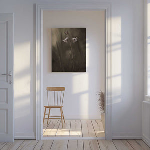 Tablou canvas „A small flower on the ground” de Allan Wallberg