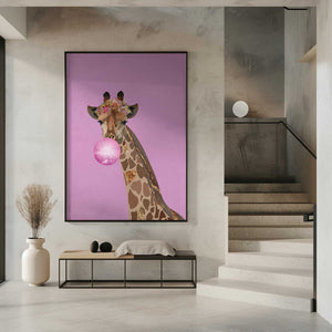Tablou înramat „Giraffe pink bubblegum” de Sarah Manovski