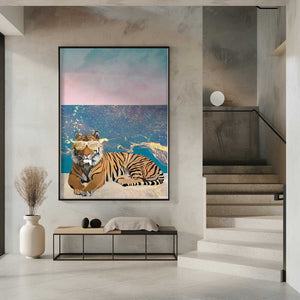 Tablou înramat „Tiger lying on the beach” de Sarah Manovski