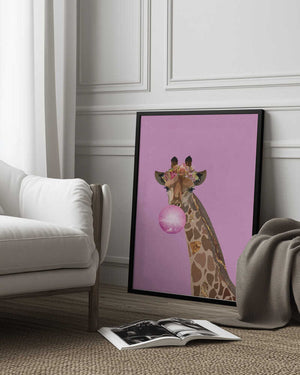 Tablou înramat „Giraffe pink bubblegum” de Sarah Manovski