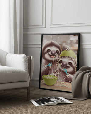 Tablou înramat „YOUNG SLOTH EATING SPAGETTI” de Adam Lawless