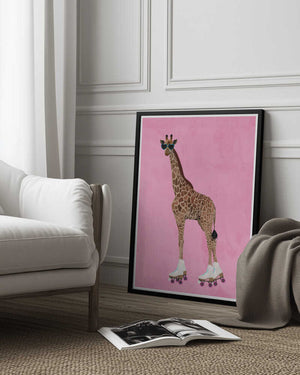 Tablou înramat „Rollerskating Giraffe” de Sarah Manovski