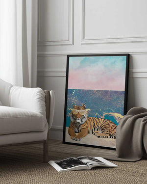 Tablou înramat „Tiger lying on the beach” de Sarah Manovski