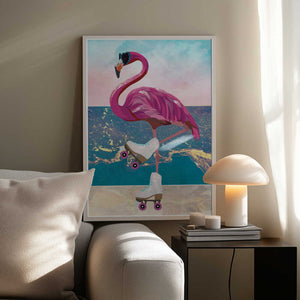 Tablou înramat „Flamingo rollerskating on the beach” de Sarah Manovski