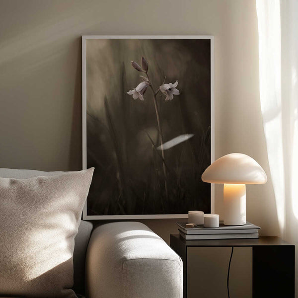 Tablou înramat „A small flower on the ground” de Allan Wallberg