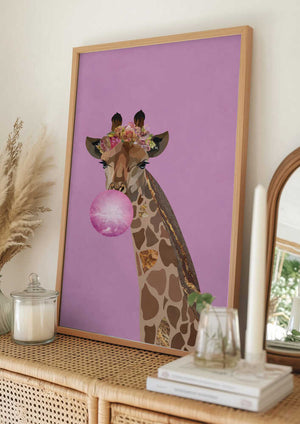 Tablou înramat „Giraffe pink bubblegum” de Sarah Manovski