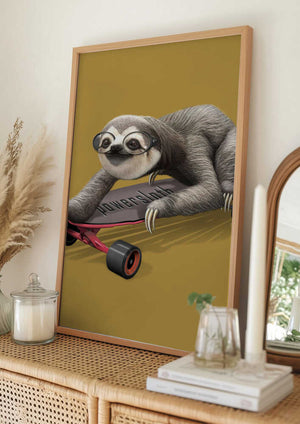 Tablou înramat „sloth on skateboard” de Adam Lawless
