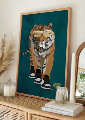 Tablou înramat „Tiger prowling in high top sneakers” de Sarah Manovski
