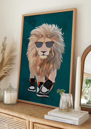 Tablou înramat „Lion prowling in high top sneakers” de Sarah Manovski
