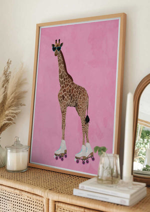 Tablou înramat „Rollerskating Giraffe” de Sarah Manovski