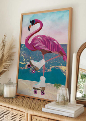 Tablou înramat „Flamingo rollerskating on the beach” de Sarah Manovski