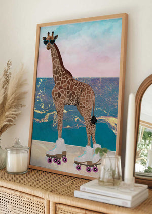Tablou înramat „Giraffe On Holiday rollerskating” de Sarah Manovski