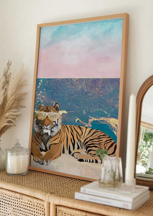 Tablou înramat „Tiger lying on the beach” de Sarah Manovski