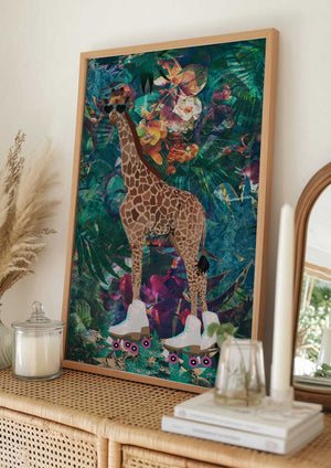Tablou înramat „Tropical Floral Jungle - Giraffe rollerskating” de Sarah Manovski