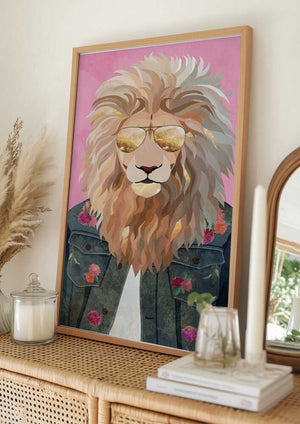 Tablou înramat „Golden fashion lion 1” de Sarah Manovski